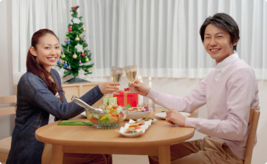 クリスマスパーティーをするカップル