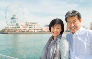 みなとみらいで記念撮影をするカップル
